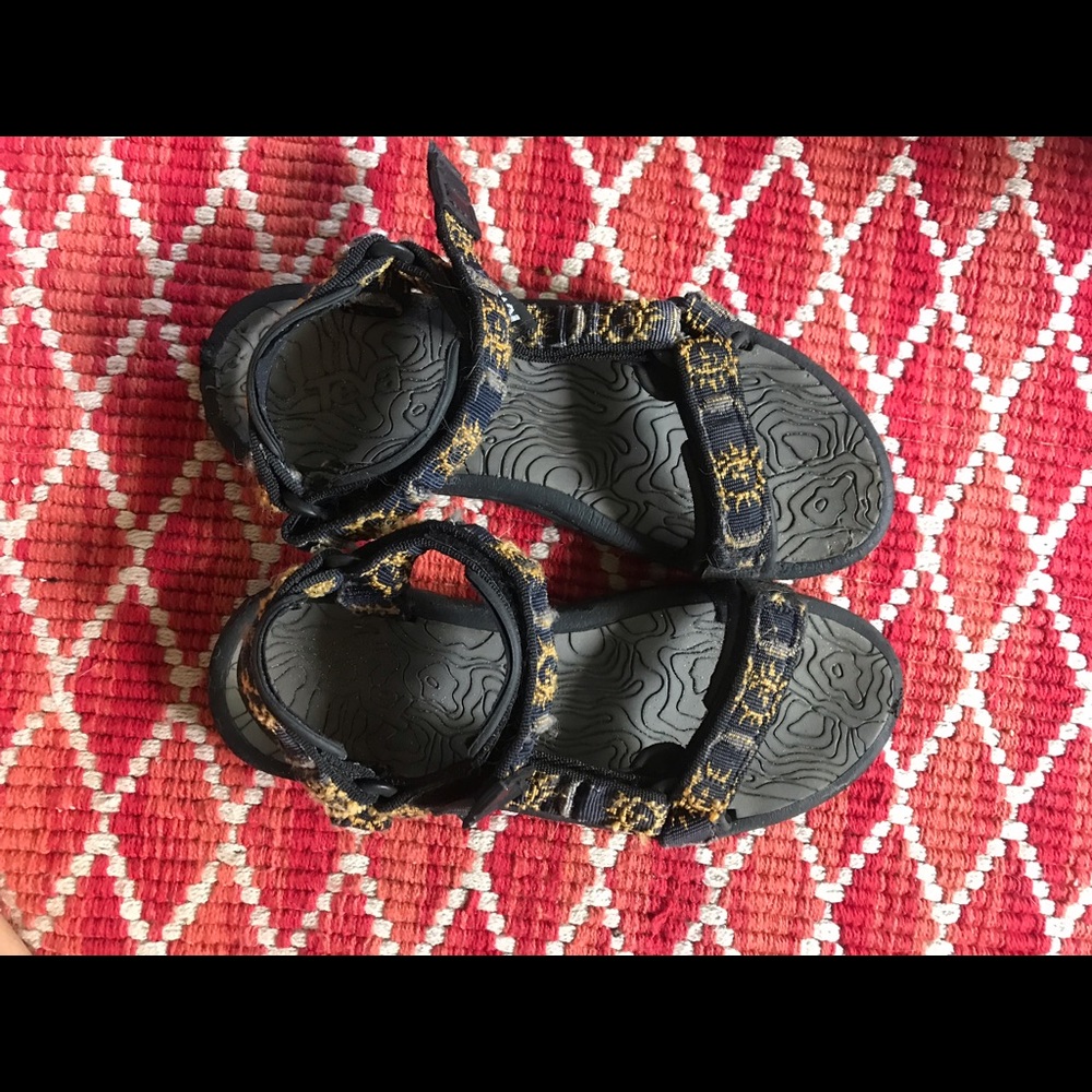 Sun & Moon Teva sandals 🌙🌞
